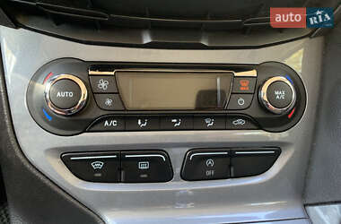 Хэтчбек Ford Focus 2011 в 