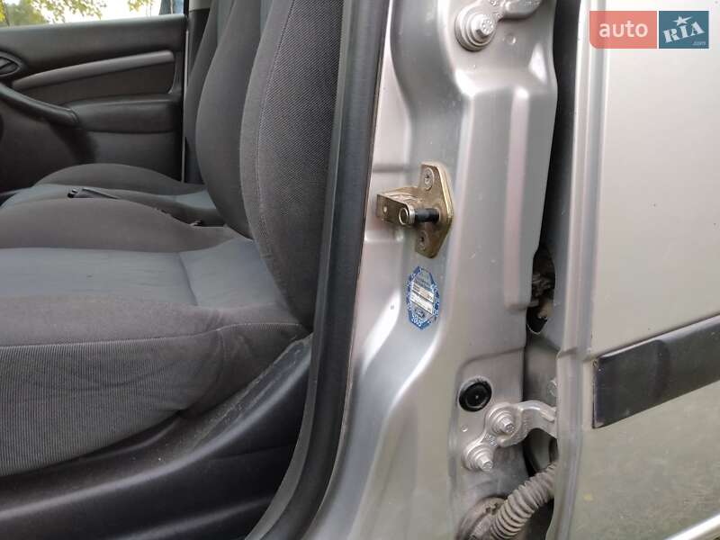 Универсал Ford Focus 2003 в Новояворовске