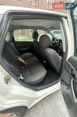 Хэтчбек Ford Focus 2004 в 
