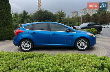 Хэтчбек Ford Focus 2012 в 