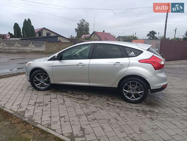 Хэтчбек Ford Focus 2012 в 