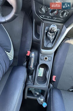 Хэтчбек Ford Focus 2011 в 