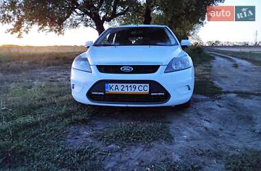 Хэтчбек Ford Focus 2011 в 