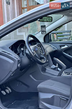 Хэтчбек Ford Focus 2011 в 