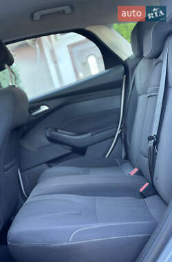 Хэтчбек Ford Focus 2011 в 