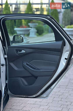 Хэтчбек Ford Focus 2011 в 