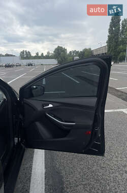Хэтчбек Ford Focus 2012 в 