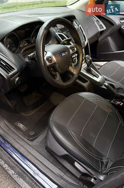 Хэтчбек Ford Focus 2011 в 