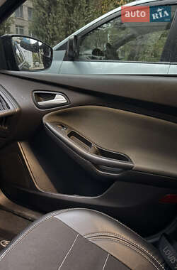 Хэтчбек Ford Focus 2011 в 