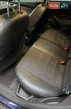 Хэтчбек Ford Focus 2011 в 