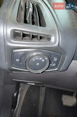 Хэтчбек Ford Focus 2011 в 