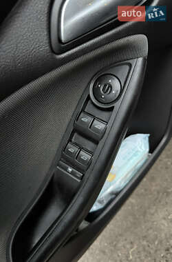 Хэтчбек Ford Focus 2011 в 