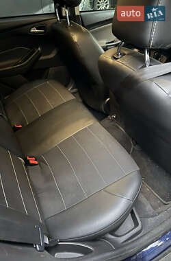 Хэтчбек Ford Focus 2011 в 