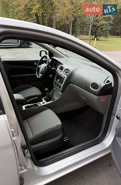 Хэтчбек Ford Focus 2010 в 