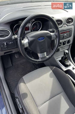 Хэтчбек Ford Focus 2011 в 