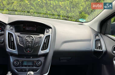 Хэтчбек Ford Focus 2012 в 
