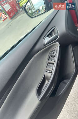 Хетчбек Ford Focus 2012 в 