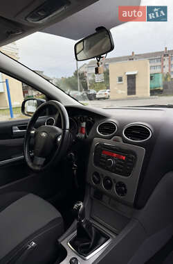 Хэтчбек Ford Focus 2011 в 