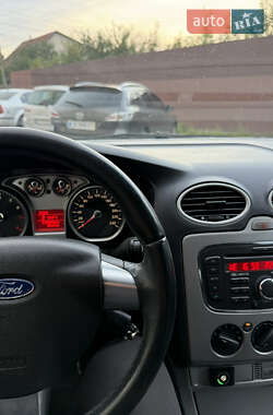 Хэтчбек Ford Focus 2011 в 