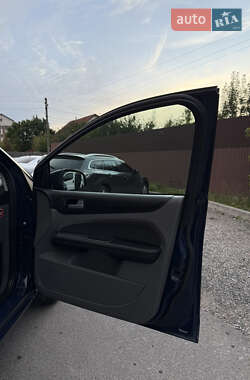 Хэтчбек Ford Focus 2011 в 