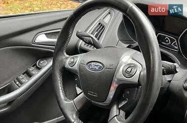 Хэтчбек Ford Focus 2011 в 