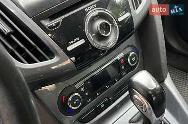 Хэтчбек Ford Focus 2011 в 