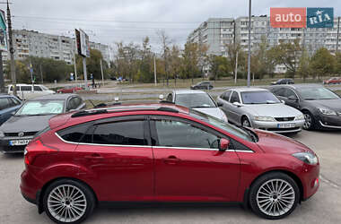 Хэтчбек Ford Focus 2012 в 