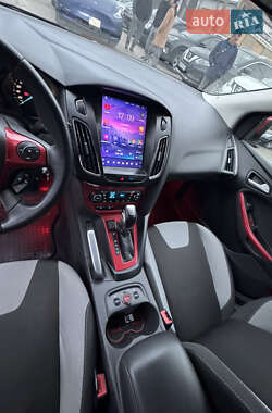 Хэтчбек Ford Focus 2012 в 