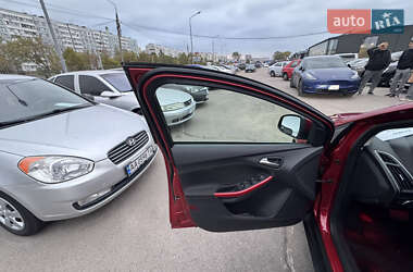 Хэтчбек Ford Focus 2012 в 