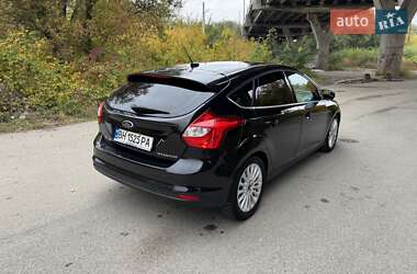 Хэтчбек Ford Focus 2012 в 