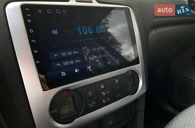 Хетчбек Ford Focus 2005 в 
