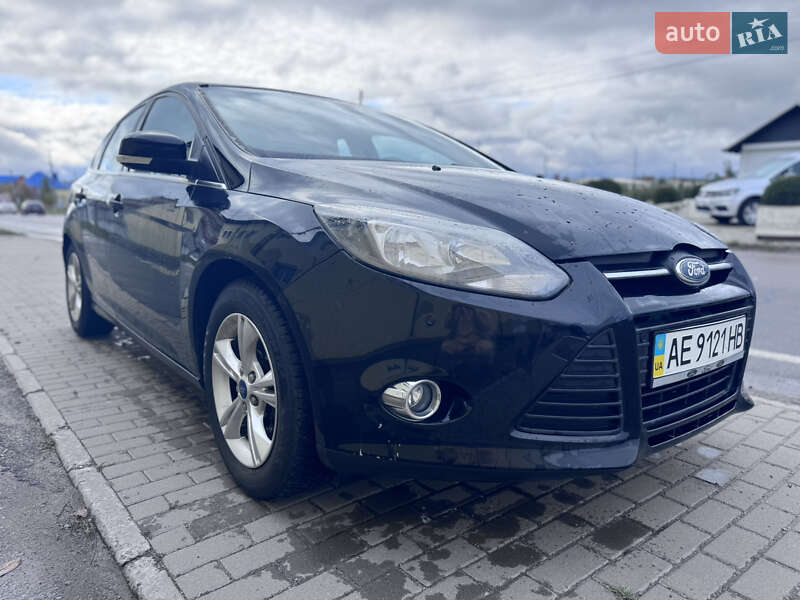 Хэтчбек Ford Focus 2011 в 