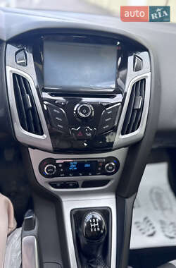 Хэтчбек Ford Focus 2011 в 
