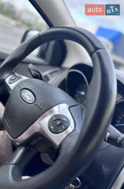 Хэтчбек Ford Focus 2011 в 