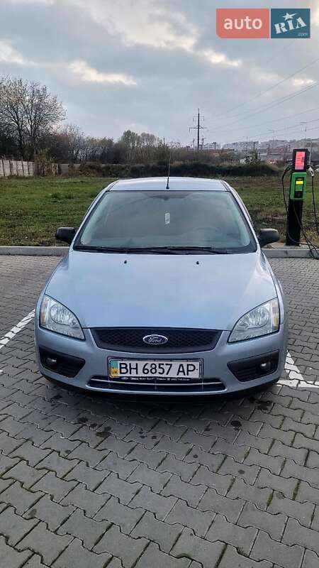 Хэтчбек Ford Focus 2006 в  фото Хэтчбек Ford Focus 2006 в