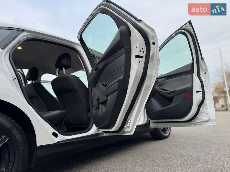 Седан Ford Focus 2014 в Киеве фото 12 Седан Ford Focus 2014 в Киеве