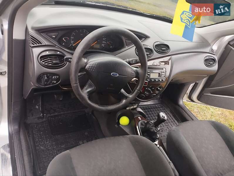 Хэтчбек Ford Focus 2000 в Ратным