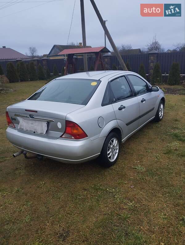 Хэтчбек Ford Focus 2000 в Ратным