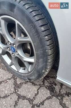 Седан Ford Focus 2012 в Градижске