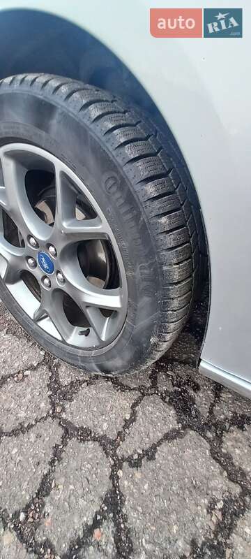 Седан Ford Focus 2012 в Градижске