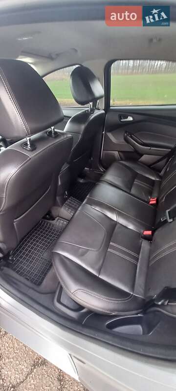 Седан Ford Focus 2012 в Градижске