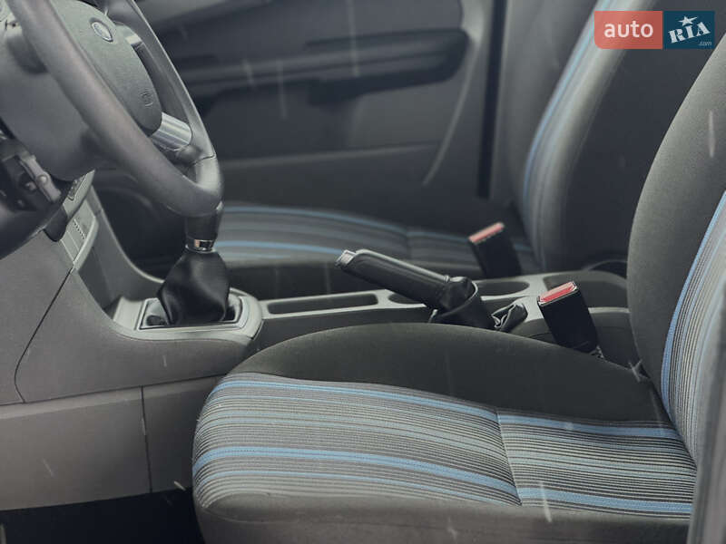 Хэтчбек Ford Focus 2008 в Староконстантинове