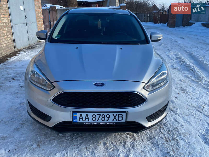 Седан Ford Focus 2015 в Ромнах