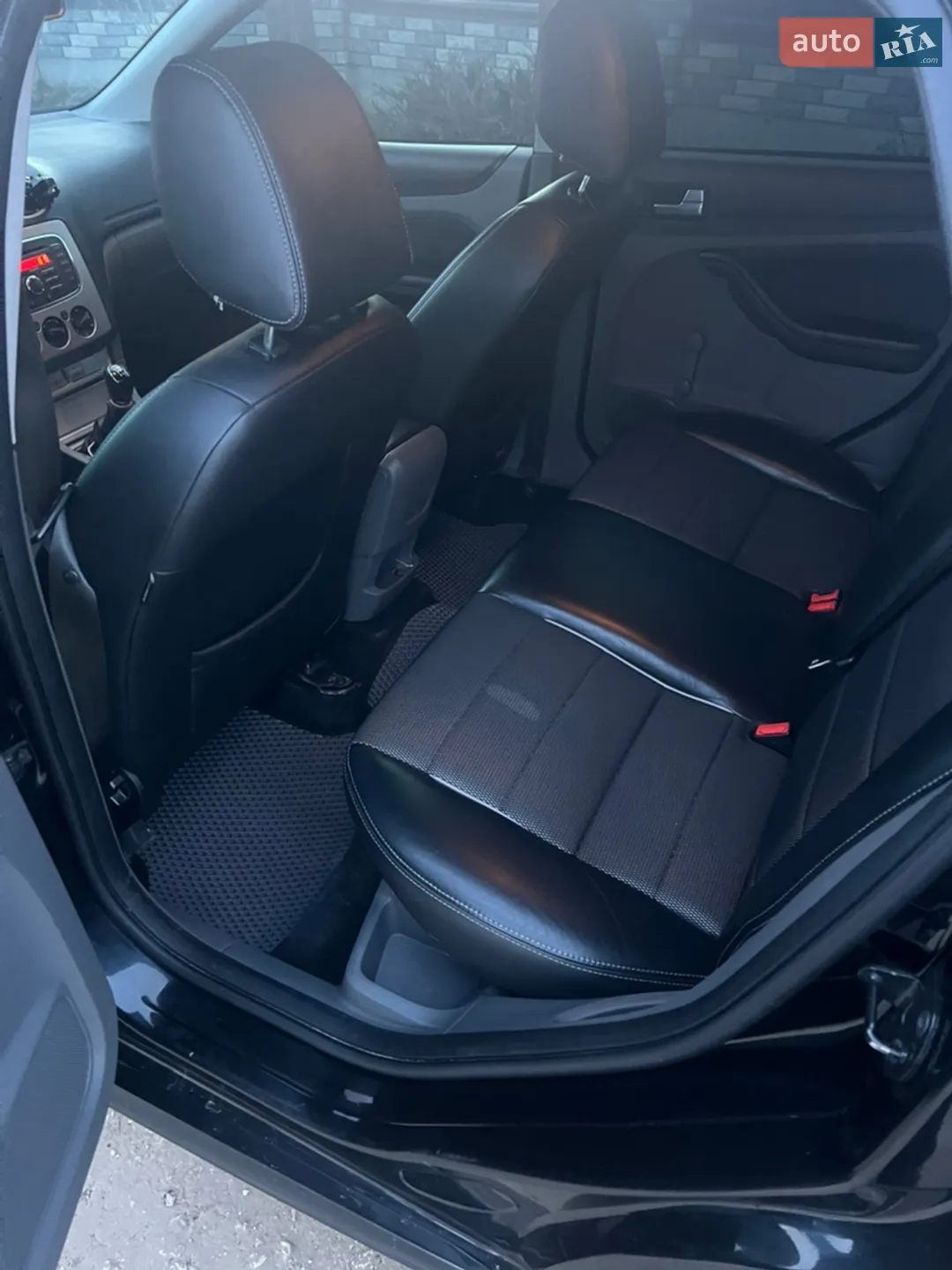 2010 Ford Focus - мініатюра 9