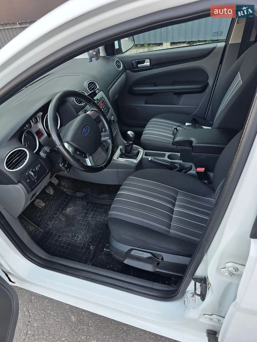 2010 Ford Focus - мініатюра 9