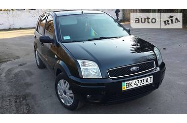 Хэтчбек Ford Fusion 2005 в Березному