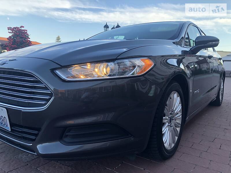 Седан Ford Fusion 2015 в Стрию