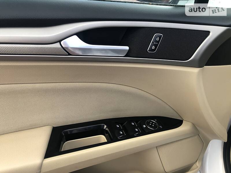 Седан Ford Fusion 2013 в Стрию