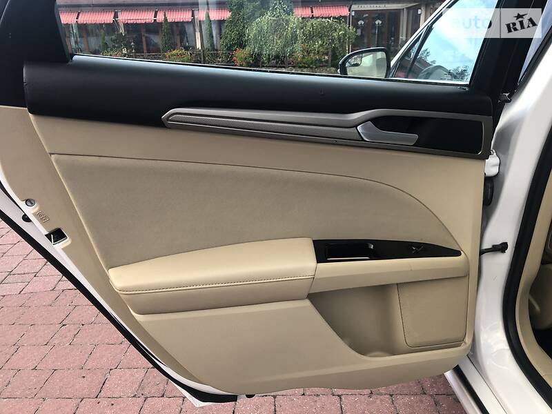 Седан Ford Fusion 2013 в Стрию