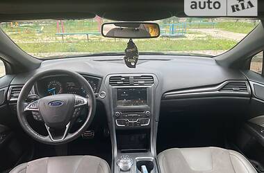Седан Ford Fusion 2017 в 